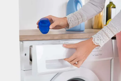 با استفاده از مایع لباسشویی دستی لکه های دیوار را از بین ببرید
